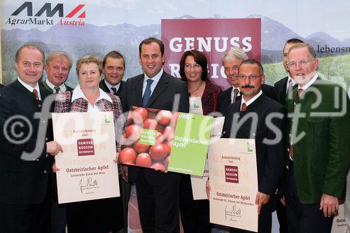 Pressekonferenz Genussregion Österreich, Grazer Burg, Weißer Saal, Urkundenübergabe an Bürgermeister der Apfelregion.