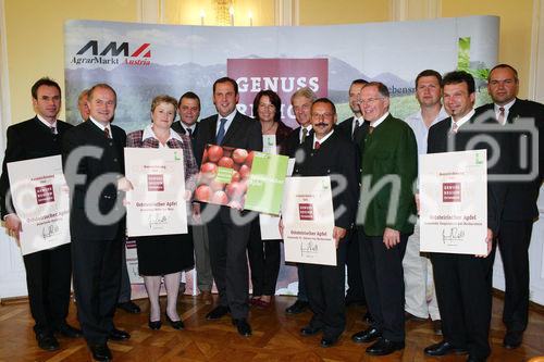 Pressekonferenz Genussregion Österreich, Grazer Burg, Weißer Saal, Urkundenübergabe an Bürgermeister der Apfelregion.