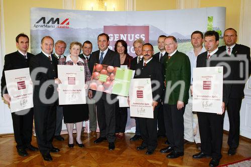 Pressekonferenz Genussregion Österreich, Grazer Burg, Weißer Saal, Urkundenübergabe an Bürgermeister der Apfelregion.