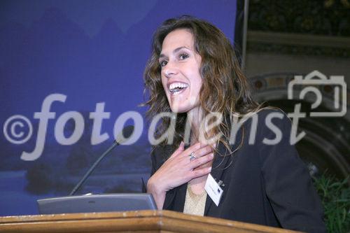 Cindy Battistini (Client Relationship Manager, Man Investments) fŸhrt durch das Symposium Chancen und Risiken der Hedge Funds am asiatischen Markt.