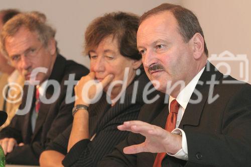 v.l.: Univ.šProf. Dr. Peter Hackl (Fachstatistischer Generaldirektor, Statistik Austria), Liese Prokop (Bundesministerium fŸr Inneres), Hubert Gorbach (Vizekanzler und Bundesminister fŸr Verkehr, Innovation und Technologie)