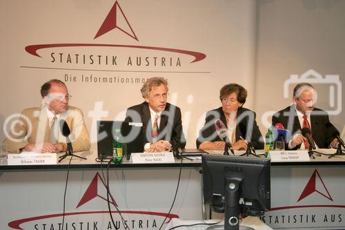 v.l.: Dr. Othmar Thann (Direktor Kuratorium f. Verkehrssicherheit), Univ.-Prof. Dr. Peter Hackl (Fachstatistischer Generaldirektor, Statistik Austria), Liese Prokop (BM f. Inneres), Hubert Gorbach (Vizekanzler und BM VIT)