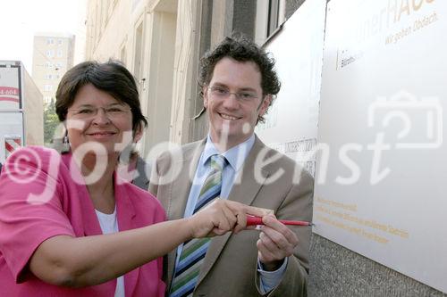 StadtrŠtin Renate Brauner (Gesundheit und Soziales) und Markus Reiter (GeschŠftsfŸhrer neunerHAUS) befestigen die Tafel. Das neunerHAUS bietet Menschen in akuter Wohnungslosigkeit Unterschlupf.