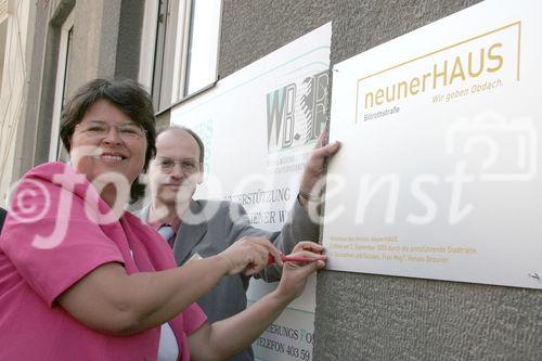 StadtrŠtin Renate Brauner (Gesundheit und Soziales) und Hannes Lorenz (Hausleiter) befestigen die Tafel. Das neunerHAUS bietet Menschen in akuter Wohnungslosigkeit Unterschlupf.