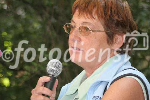 Eršffung neunerHAUS: Roswitha Trexler (Sozialarbeiterin und KŸnstlerin) trŠgt ein Gedicht vor. Das neunerHAUS bietet Menschen in akuter Wohnungslosigkeit Unterschlupf.