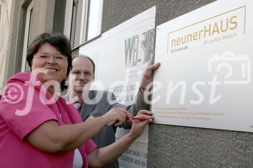 StadtrŠtin Renate Brauner (Gesundheit und Soziales) und Johannes Lorenz (Hausleiter neunerHAUS) beweisen handwerkliches Geschick beim Befestigen der Tafel. Das neunerHAUS bietet Menschen in akuter Wohnungslosigkeit Unterschlupf.