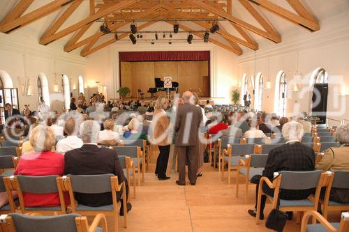 Die Sonate für Arpeggione und Klavier a-moll wurde zu Beginn der Matinee von Patrick Demenga (Violoncello) und Melvyn Tan (Klavier) vorgetragen. Michael Degen rezitierte aus aus Franz Schuber von Peter Härtling.Den Abschluss bildete die Fantasie für Klavier und Violine C-Dur vorgetragen von Christian Altenburger (Violine) und Melvyn Tan (Klavier).
Den Schwerpunkt des Festivals, bildet dieses Jahr das Schaffen Franz Schuberts. Die Veranstaltungen finden noch bis 10. September 2005 statt.
