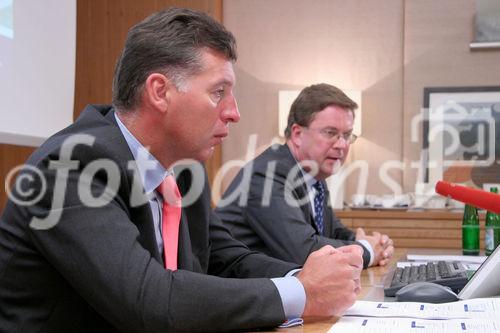Immoeast Finanzvorstand Norbert Gertner und Vorstandsvorsitzender Dr. Karl Petrikovics präsentierten heute ihre bisherigen Erfolge des Geschäftsjahres 2005/06