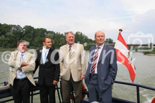 Johann Reitbauer (Bürgermeister von Wallsee), DI Wolfram Mosser-Brandner (Fachverbandsobmann Schifffahrt), Mag. Helmut Kukacka (Staatssekretär vom BM für Verkehr, Innovation und Technologie)