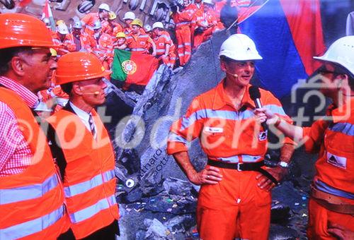 Dem abtretenden Bundesrat und UVEK-Vorsteher Moritz Leuenberger kommen fast die Tränen beim Durchstich im Weltrekordhalter Gotthard Tunnel. Touched and close to get wet eyes: Swiss Chancellor Moritz Leuenberger live from the Gotthard break through