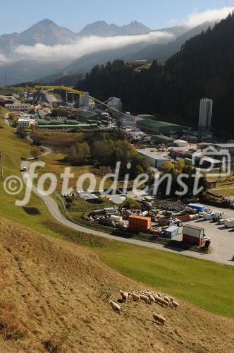 Seit 1996 gibt es die NEAT-Baustelle in Sedrun und nach dem Durchstich am 15.10.2010 wird es weitere sieben JAhre dauern, bis der längste Tunnel der Welt fertiggestellt und eröffnet wird. Since 1996 this construction site of the longest tunnel in the world (57 km) is existing and it will take another five years to the opening and finishing. 