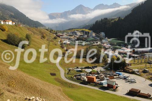 Weltrekord: Die Alpentranistbaustelle in Sedrun am Durchstichstag des Gotthardtunnels. World record. The Alp tranist construction site in Sedrun at the day of the Gotthard-tunnel break through.