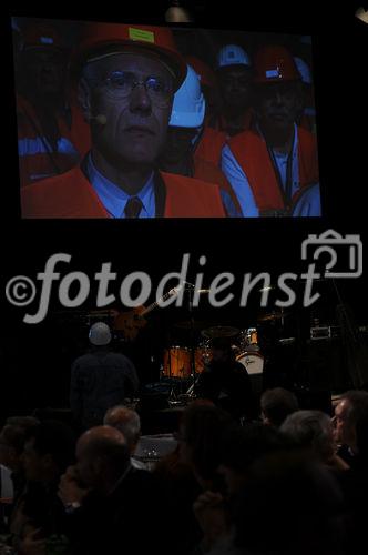 Der abtretende Bundesrat und UVEK-Vorsteher Moritz Leuenberger live aus dem Gotthard zum Festzelt in der Werkhalle der Alptranisat Sedrun zugeschaltet. Swiss Chancellor Moritz Leuenberger live from the Gotthard break through to the celebration party in Sedrun.