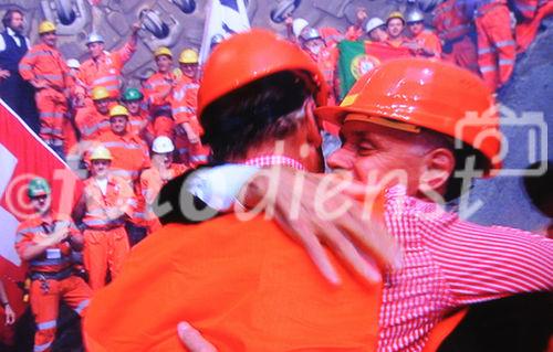 Freude herscht: Adolf Ogi und Bundesrat Moritz Leuenberger fallen sichin die Arme beim Gotthard-Tunnel-Durchstich. Huging Adolf Ogi and swiss chancellor Moritz Leuenberger at the break through in the worlds longest tunnel the Gotthard (57 km)