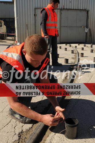 Der Sprengmeister bereitet das Feuerwerk mit den Mineur-Helmen anlässlich des Durchstichs am 15.10.2010 vor. 