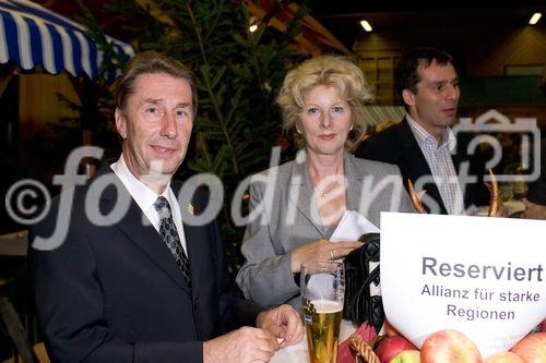 Festveranstaltung GENUSS REGION ÖSTERREICH mit Partnern der „Allianz für starke Regionen“, Birkfeld - Peter Roseggerhalle.
Links i. Bild Peter Koblischek (Direktor Feinkost, Billa AG)