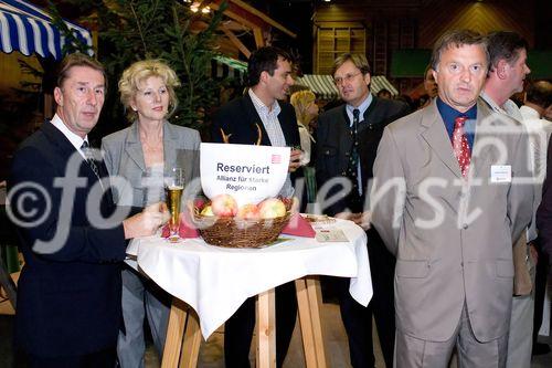 Festveranstaltung GENUSS REGION ÖSTERREICH mit Partnern der „Allianz für starke Regionen“, Birkfeld - Peter Roseggerhalle.
Links i. Bild, Peter Koblischek (Direktor Feinkost, Billa AG) - Rechts i. Bild Johann Verhounig (Gebietsproduktleiter, CNH Steyr Österreich)