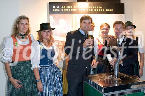 Festveranstaltung GENUSS REGION ÖSTERREICH mit Partnern der „Allianz für starke Regionen“, Birkfeld - Peter Roseggerhalle.
Links i. Bild, Gerald Paunger (Verkaufsdirektor für Stmk. u. südl. Bgld., Brau Union Österreich AG) - Rechts i.Bild, Peter Koblischek (Direktor Feinkost, Billa AG), am Stand der Brau Union Österreich AG.