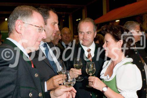 Festveranstaltung GENUSS REGION ÖSTERREICH mit Partnern der „Allianz für starke Regionen“, Birkfeld - Peter Roseggerhalle.
Im Bild von Li. n. re.: Ök.Rat. Gerhard Wlodkowski (Aufsichtsrats-Vorsitzender AMA Marketing GmbH), Josef Pröll (BM für Land- und Forstwirtschaft, Umwelt Wasserwirtschaft), Johann Seitinger (Agrarlandesrat Steiermark), Waltraut Hutter (Vizepräsidentin der BÖG und Landesobfrau)