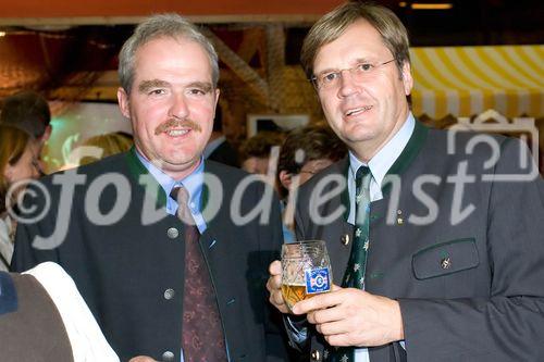 Festveranstaltung GENUSS REGION ÖSTERREICH mit Partnern der „Allianz für starke Regionen“, Birkfeld - Peter Roseggerhalle.
Rechts i. Bild, Gerald Paunger (Verkaufsdirektor für Stmk. u. südl. Bgld., Brau Union Österreich AG), im Gespräch mit mit Festgästen.