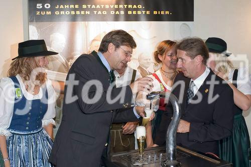 Festveranstaltung GENUSS REGION ÖSTERREICH mit Partnern der „Allianz für starke Regionen“, Birkfeld - Peter Roseggerhalle.
Links i. Bild, Gerald Paunger (Verkaufsdirektor für Stmk. u. südl. Bgld., Brau Union Österreich AG) - Rechts i.Bild, Peter Koblischek (Direktor Feinkost, Billa AG), am Stand der Brau Union Österreich AG.