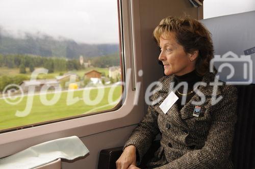 Auch Bundesrätin und Finanzministerin Eveline Widmer Schlumpf outet sich auf der Fahrt zur 100 Jahr Feier der Bernina Bahn als Bahnfan. 