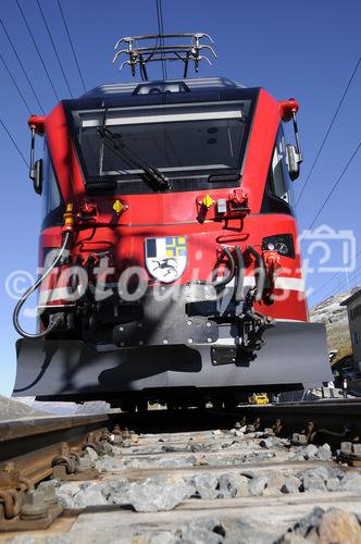 100 Jahr Feier Bernina Bahn: Einer der soeben neunen Triebwagen (Lokomotiven) der Rhätischen Bahn auf dem Hospitz. 100 years swiss alp transit train Bernina-Express with oneof the seven new locomotives 