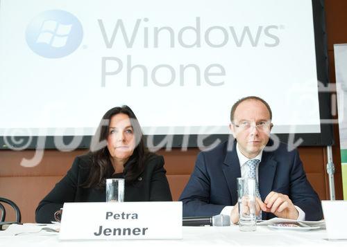 (c) fotodienst / Anna Rauchenberger - Wien, am 11.10.2010 - Microsoft stellt heute weltweit und hier bei einer Pressekonferenz im K47 Keyclub in Wien gemeinsam mit Partnern und Mobilfunkbetreibern die ersten Windows Phone 7 Smartphones vor. Windows Phone 7 macht die Benutzung von Smartphones einfacher und intuitiver. Erhältlich sind die ersten erxklusiven Windows Phone 7 basierten Smartphones ab Ende Oktober von führenden Geräteherstellern. FOTO v.l.:  Petra Jenner, Geschäftsführerin Microsoft Österreich, Alexander Sperl, Vorstandsdirektor A1 Telekom Austria