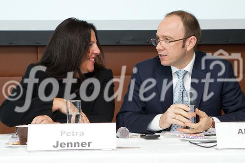 (c) fotodienst / Anna Rauchenberger - Wien, am 11.10.2010 - Microsoft stellt heute weltweit und hier bei einer Pressekonferenz im K47 Keyclub in Wien gemeinsam mit Partnern und Mobilfunkbetreibern die ersten Windows Phone 7 Smartphones vor. Windows Phone 7 macht die Benutzung von Smartphones einfacher und intuitiver. Erhältlich sind die ersten erxklusiven Windows Phone 7 basierten Smartphones ab Ende Oktober von führenden Geräteherstellern. FOTO v.l.:  Petra Jenner, Geschäftsführerin Microsoft Österreich, Alexander Sperl, Vorstandsdirektor A1 Telekom Austria