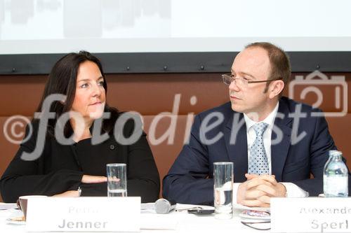 (c) fotodienst / Anna Rauchenberger - Wien, am 11.10.2010 - Microsoft stellt heute weltweit und hier bei einer Pressekonferenz im K47 Keyclub in Wien gemeinsam mit Partnern und Mobilfunkbetreibern die ersten Windows Phone 7 Smartphones vor. Windows Phone 7 macht die Benutzung von Smartphones einfacher und intuitiver. Erhältlich sind die ersten erxklusiven Windows Phone 7 basierten Smartphones ab Ende Oktober von führenden Geräteherstellern. FOTO v.l.:  Petra Jenner, Geschäftsführerin Microsoft Österreich, Alexander Sperl, Vorstandsdirektor A1 Telekom Austria