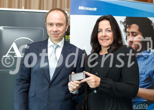 (c) fotodienst / Anna Rauchenberger - Wien, am 11.10.2010 - Microsoft stellt heute weltweit und hier bei einer Pressekonferenz im K47 Keyclub in Wien gemeinsam mit Partnern und Mobilfunkbetreibern die ersten Windows Phone 7 Smartphones vor. Windows Phone 7 macht die Benutzung von Smartphones einfacher und intuitiver. Erhältlich sind die ersten erxklusiven Windows Phone 7 basierten Smartphones ab Ende Oktober von führenden Geräteherstellern. FOTO v.l.:  Alexander Sperl, Vorstandsdirektor A1 Telekom Austria, Petra Jenner, Geschäftsführerin Microsoft Österreich