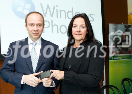 (c) fotodienst / Anna Rauchenberger - Wien, am 11.10.2010 - Microsoft stellt heute weltweit und hier bei einer Pressekonferenz im K47 Keyclub in Wien gemeinsam mit Partnern und Mobilfunkbetreibern die ersten Windows Phone 7 Smartphones vor. Windows Phone 7 macht die Benutzung von Smartphones einfacher und intuitiver. Erhältlich sind die ersten erxklusiven Windows Phone 7 basierten Smartphones ab Ende Oktober von führenden Geräteherstellern. FOTO v.l.:  Alexander Sperl, Vorstandsdirektor A1 Telekom Austria, Petra Jenner, Geschäftsführerin Microsoft Österreich