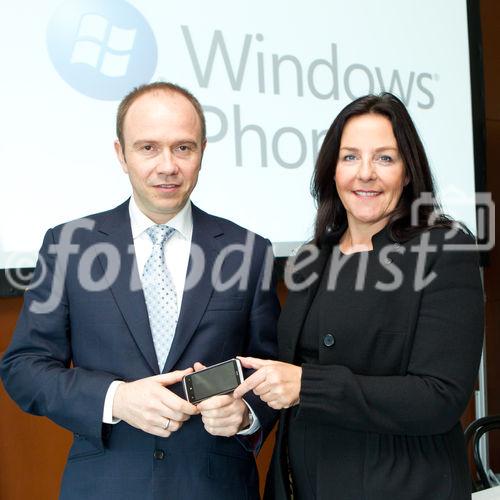 (c) fotodienst / Anna Rauchenberger - Wien, am 11.10.2010 - Microsoft stellt heute weltweit und hier bei einer Pressekonferenz im K47 Keyclub in Wien gemeinsam mit Partnern und Mobilfunkbetreibern die ersten Windows Phone 7 Smartphones vor. Windows Phone 7 macht die Benutzung von Smartphones einfacher und intuitiver. Erhältlich sind die ersten erxklusiven Windows Phone 7 basierten Smartphones ab Ende Oktober von führenden Geräteherstellern. FOTO v.l.:  Alexander Sperl, Vorstandsdirektor A1 Telekom Austria, Petra Jenner, Geschäftsführerin Microsoft Österreich