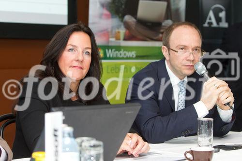 (c) fotodienst / Anna Rauchenberger - Wien, am 11.10.2010 - Microsoft stellt heute weltweit und hier bei einer Pressekonferenz im K47 Keyclub in Wien gemeinsam mit Partnern und Mobilfunkbetreibern die ersten Windows Phone 7 Smartphones vor. Windows Phone 7 macht die Benutzung von Smartphones einfacher und intuitiver. Erhältlich sind die ersten erxklusiven Windows Phone 7 basierten Smartphones ab Ende Oktober von führenden Geräteherstellern. FOTO v.l.:  Petra Jenner, Geschäftsführerin Microsoft Österreich, Alexander Sperl, Vorstandsdirektor A1 Telekom Austria