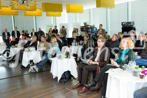 (c) fotodienst / Anna Rauchenberger - Wien, am 11.10.2010 - Microsoft stellt heute weltweit und hier bei einer Pressekonferenz im K47 Keyclub in Wien gemeinsam mit Partnern und Mobilfunkbetreibern die ersten Windows Phone 7 Smartphones vor. Windows Phone 7 macht die Benutzung von Smartphones einfacher und intuitiver. Erhältlich sind die ersten erxklusiven Windows Phone 7 basierten Smartphones ab Ende Oktober von führenden Geräteherstellern.