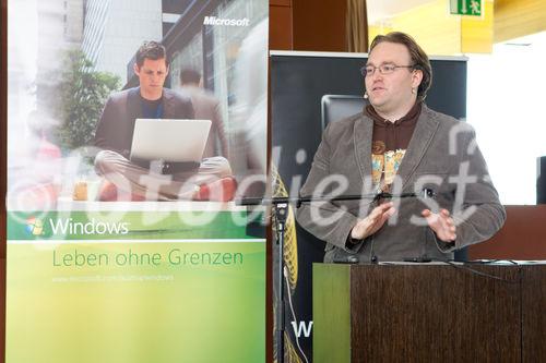 (c) fotodienst / Anna Rauchenberger - Wien, am 11.10.2010 - Microsoft stellt heute weltweit und hier bei einer Pressekonferenz im K47 Keyclub in Wien gemeinsam mit Partnern und Mobilfunkbetreibern die ersten Windows Phone 7 Smartphones vor. Windows Phone 7 macht die Benutzung von Smartphones einfacher und intuitiver. Erhältlich sind die ersten erxklusiven Windows Phone 7 basierten Smartphones ab Ende Oktober von führenden Geräteherstellern. FOTO: Thomas Kritsch, Xbox Marketing Manager, Microsoft Österreich während der Präsentation