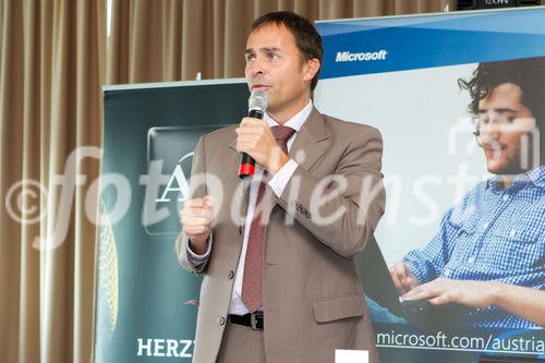 (c) fotodienst / Anna Rauchenberger - Wien, am 11.10.2010 - Microsoft stellt heute weltweit und hier bei einer Pressekonferenz im K47 Keyclub in Wien gemeinsam mit Partnern und Mobilfunkbetreibern die ersten Windows Phone 7 Smartphones vor. Windows Phone 7 macht die Benutzung von Smartphones einfacher und intuitiver. Erhältlich sind die ersten erxklusiven Windows Phone 7 basierten Smartphones ab Ende Oktober von führenden Geräteherstellern. FOTO: Thomas Lutz, Presseprecher Microsoft Österreich