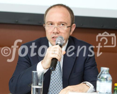 (c) fotodienst / Anna Rauchenberger - Wien, am 11.10.2010 - Microsoft stellt heute weltweit und hier bei einer Pressekonferenz im K47 Keyclub in Wien gemeinsam mit Partnern und Mobilfunkbetreibern die ersten Windows Phone 7 Smartphones vor. Windows Phone 7 macht die Benutzung von Smartphones einfacher und intuitiver. Erhältlich sind die ersten erxklusiven Windows Phone 7 basierten Smartphones ab Ende Oktober von führenden Geräteherstellern. FOTO:   Alexander Sperl, Vorstandsdirektor A1 Telekom Austria