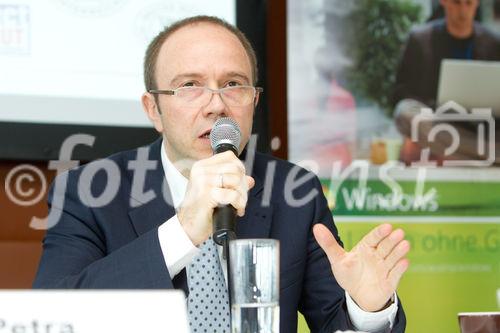 (c) fotodienst / Anna Rauchenberger - Wien, am 11.10.2010 - Microsoft stellt heute weltweit und hier bei einer Pressekonferenz im K47 Keyclub in Wien gemeinsam mit Partnern und Mobilfunkbetreibern die ersten Windows Phone 7 Smartphones vor. Windows Phone 7 macht die Benutzung von Smartphones einfacher und intuitiver. Erhältlich sind die ersten erxklusiven Windows Phone 7 basierten Smartphones ab Ende Oktober von führenden Geräteherstellern. FOTO:   Alexander Sperl, Vorstandsdirektor A1 Telekom Austria