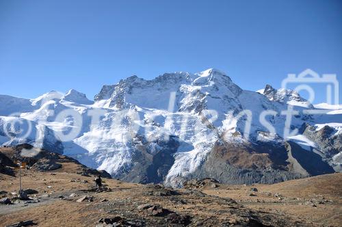 Die Sicht auf die Dufourspitze und den Grenzgletscher vom Gornergrad aus. Swiss alps panoramic view to the Dufourspitze and melting Grenzglacier from Gornergrad.