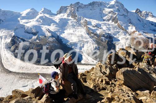 Immer mehr japanische und auch chinesische Touristen erobern die Schweizer Alpen. More and more japanese and also chinese tourists are visiting the Swiss alps.