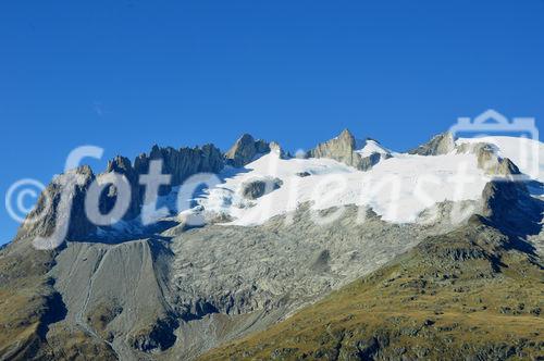 Die Sicht auf die Fusshörner und den schmelzenden Gletscher von der Riederalp aus. Swiss alps panoramic view to the Feethorn and melting glacier from Riederalp.