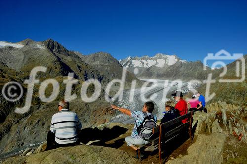 Von der Moosfluh (auf 2333 MüM) oberhalb der Riederalp haben Wanderer und Biker einen herrlichen Blick auf den längsten Gletscher der Schweizer Alpen. From Moosfluh above Riederalp trekkers and bikers have a wonderfull view to the longest melting glacier in the Swiss Alps