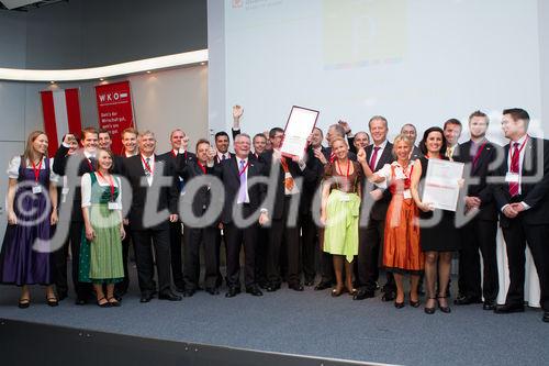 (c) fotodienst / Anna Rauchenberger - Wien, am 07.10.2010 - Heute wurde der Staatspreis Unternehmensqualitaet 2010 vom Wirtschaftsministerium in Kooperation mit der Quality Austria Trainings-, Zertifizierungs- und Begutachtungs GmbH im Julius Raab Saal der Wirtschaftskammer in Wien verliehen. FOTO: In der Kategorie Unternehmensbereiche und Tochterunternehmen wurde der Staatspreis an  Robert Bosch AG, Werk Hallein vergeben.  Wirtschaftsminister Reinhold Mitterlehner (Mitte-rechts) mit den Gewinnern der Robert Bosch AG
