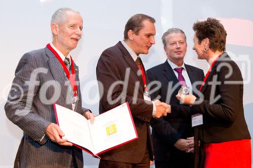 (c) fotodienst / Anna Rauchenberger - Wien, am 07.10.2010 - Heute wurde der Staatspreis Unternehmensqualitaet 2010 vom Wirtschaftsministerium in Kooperation mit der Quality Austria Trainings-, Zertifizierungs- und Begutachtungs GmbH im Julius Raab Saal der Wirtschaftskammer in Wien verliehen. FOTO: Übereichung des Jurypreis für Ausgewogenheit und Dynamik der Führung beim WIFI Kärnten GmbH