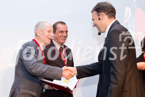 (c) fotodienst / Anna Rauchenberger - Wien, am 07.10.2010 - Heute wurde der Staatspreis Unternehmensqualitaet 2010 vom Wirtschaftsministerium in Kooperation mit der Quality Austria Trainings-, Zertifizierungs- und Begutachtungs GmbH im Julius Raab Saal der Wirtschaftskammer in Wien verliehen. FOTO: Gratulationen zum Jurypreis fuer Ausgewogenheit und Dynamik der Fuehrung beim WIFI Kaernten GmbH