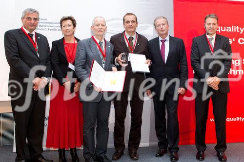 (c) fotodienst / Anna Rauchenberger - Wien, am 07.10.2010 - Heute wurde der Staatspreis Unternehmensqualitaet 2010 vom Wirtschaftsministerium in Kooperation mit der Quality Austria Trainings-, Zertifizierungs- und Begutachtungs GmbH im Julius Raab Saal der Wirtschaftskammer in Wien verliehen. FOTO: Wirtschaftsminister Reinhold Mitterlehner (2.v.r.) und Konrad Scheiber, GF Quality Austria, (li), mit den Gewinnern des Jurypreises für Ausgewogenheit und Dynamik der Fuehrung, WIFI Kärnten GmbH