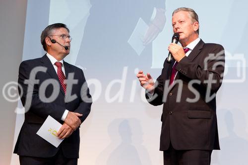 (c) fotodienst / Anna Rauchenberger - Wien, am 07.10.2010 - Heute wurde der Staatspreis Unternehmensqualitaet 2010 vom Wirtschaftsministerium in Kooperation mit der Quality Austria Trainings-, Zertifizierungs- und Begutachtungs GmbH im Julius Raab Saal der Wirtschaftskammer in Wien verliehen. FOTO v.l.: Josef Broukal, Moderation, Wirtschaftsminister Reinhold Mitterlehner