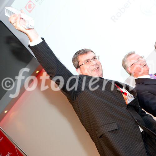 (c) fotodienst / Anna Rauchenberger - Wien, am 07.10.2010 - Heute wurde der Staatspreis Unternehmensqualitaet 2010 vom Wirtschaftsministerium in Kooperation mit der Quality Austria Trainings-, Zertifizierungs- und Begutachtungs GmbH im Julius Raab Saal der Wirtschaftskammer in Wien verliehen. FOTO: In der Kategorie Unternehmensbereiche und Tochterunternehmen wurde der Staatspreis an  Robert Bosch AG, Werk Hallein vergeben.  Sebastian Rettenbacher, Technische Werkleitung (li) und  Dkfm. Ernest Fiedler, Kaufmaennische Werkleitung, Robert Bosch AG, Werk Hallein, unmittelbar nach der Verleihung.