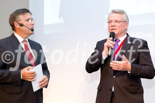 (c) fotodienst / Anna Rauchenberger - Wien, am 07.10.2010 - Heute wurde der Staatspreis Unternehmensqualitaet 2010 vom Wirtschaftsministerium in Kooperation mit der Quality Austria Trainings-, Zertifizierungs- und Begutachtungs GmbH im Julius Raab Saal der Wirtschaftskammer in Wien verliehen. FOTO v.l.: Moderator Josef Broukal und Dkfm. Ernest Fiedler, Kaufmaennische Werkleitung, Robert Bosch AG, Werk Hallein
